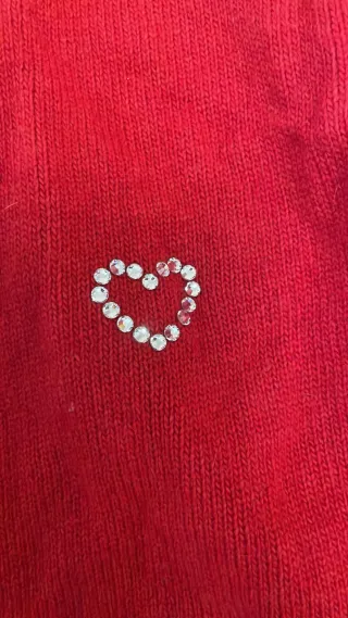 Cardigan rosso con cuore gioiello