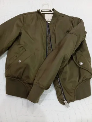 Chaqueta bomber Pull&Bear verde militar Talla M