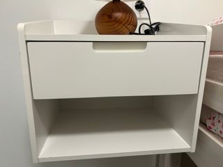 Dos Mesita de noche flotante blanca 55€ cada una