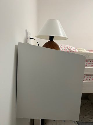 Dos Mesita de noche flotante blanca 55€ cada una