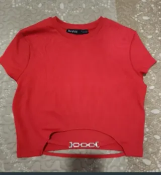 Top Bershka rojo con cadena