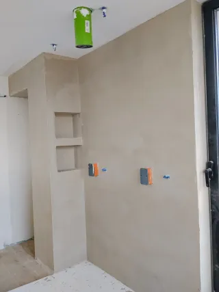 Trabajo de reformas baños cocinas. Suelos tejados