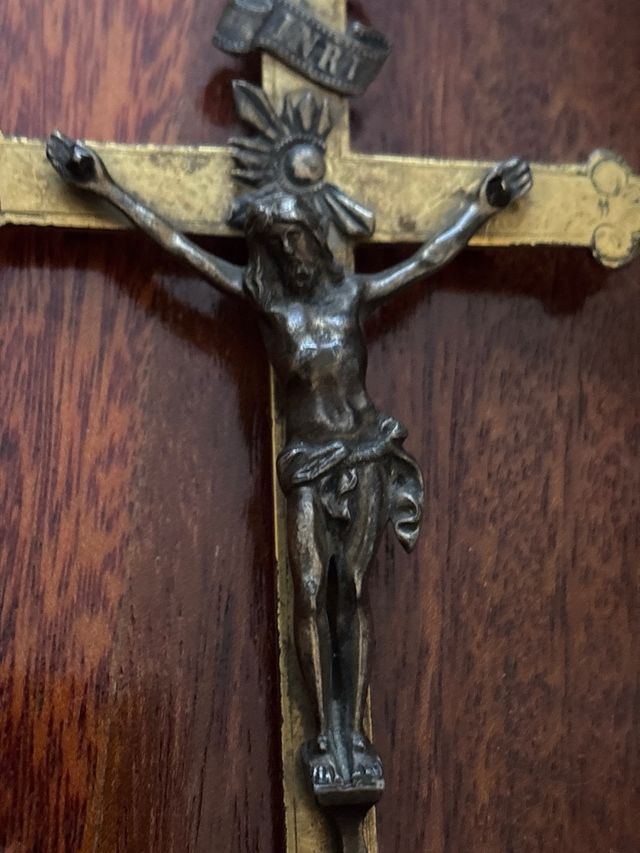 Cristo pequeño de bronce