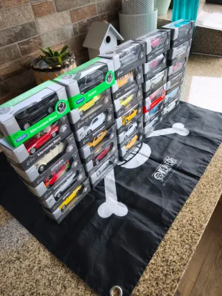 Coleção de Miniaturas de Carros - Diversos Modelos