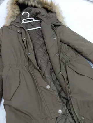 Abrigo largo verde oliva con capucha