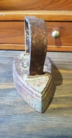 Antigua plancha de hierro para planchar detalle