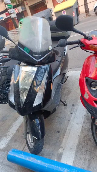 Moto Scooter Negra y Azul honda Phanteon