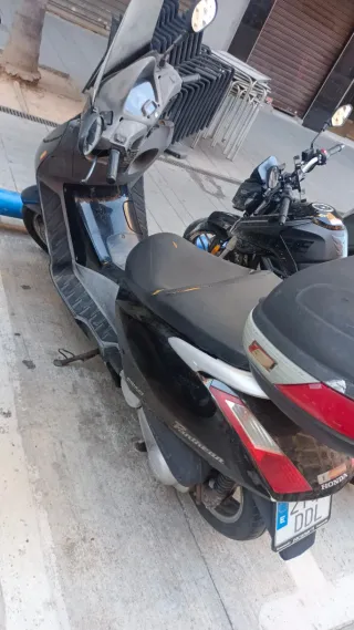 Moto Scooter Negra y Azul honda Phanteon