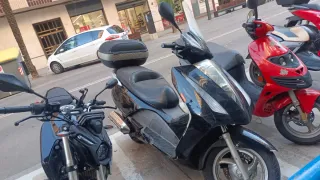 Moto Scooter Negra y Azul honda Phanteon