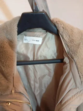 Chaquetón beige con cuello de pelo