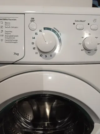 LAVADORA INDESIT SEMINUEVA 7KG DE CARGA FRONTAL.