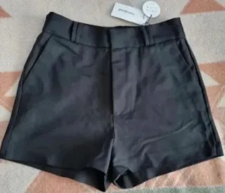 Pantalón corto Stradivarius negro
