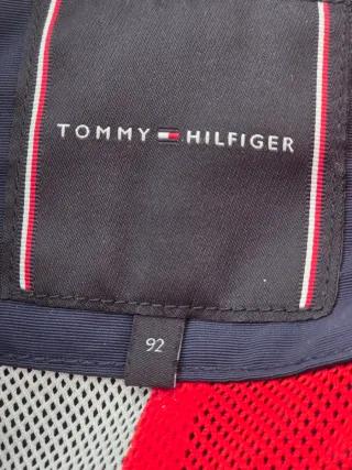 Chaqueta azul marino con capucha para niño