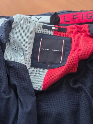 Chaqueta azul marino con capucha para niño