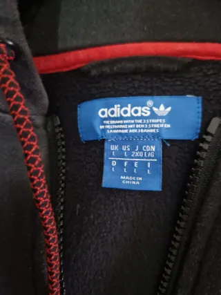Felpa Adidas con zip e inserti rossi