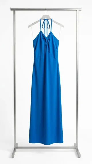Vestido largo azul con escote halter