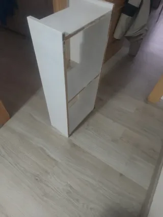 Estantería de pared blanca