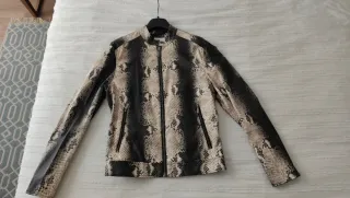 Cazadora efecto piel serpiente Zara T. S