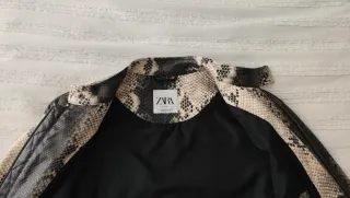 Cazadora efecto piel serpiente Zara T. S