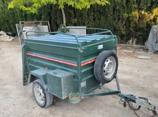Remolque verde con tapa
