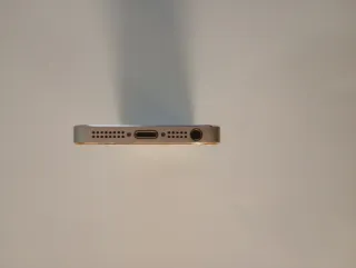 iPhone 5s Dorado y Blanco para reparar o piezas.