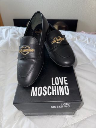 Mocasines Love Moschino negros con corazón dorado