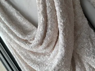 Vestido lentejuelas, gasa, escote espalda.