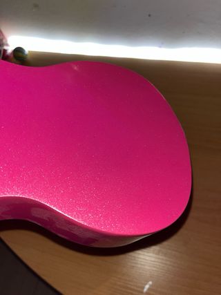 Ukelele rosa brillante