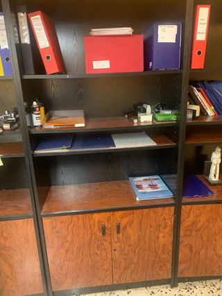 Librería oficina negra y marrón.