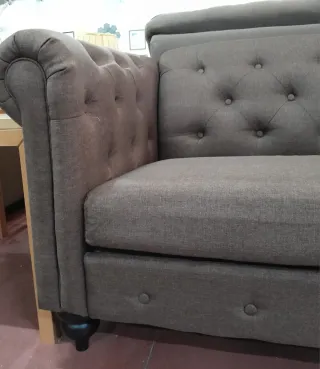 Sofá Chester, Chocolate tres Plazas Tapizado.