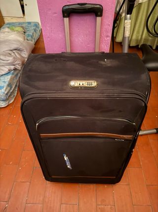 Maleta grande negra con detalles marrones