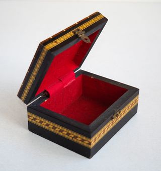 Joyero de madera con taracea