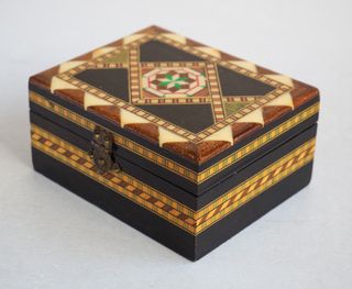 Joyero de madera con taracea