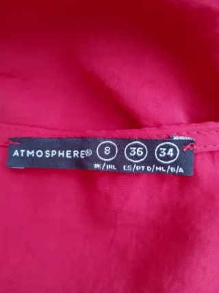 BLUSAS TS:OYSHO BLANCA VOLANTES/ATMOSPHERE ROJA