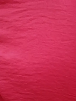 BLUSAS TS:OYSHO BLANCA VOLANTES/ATMOSPHERE ROJA