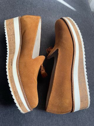 Zapatos de piel marrones con cuña