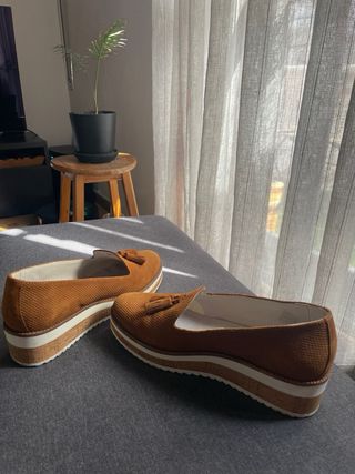 Zapatos de piel marrones con cuña