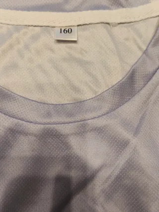 Camiseta deportiva gris y rosa