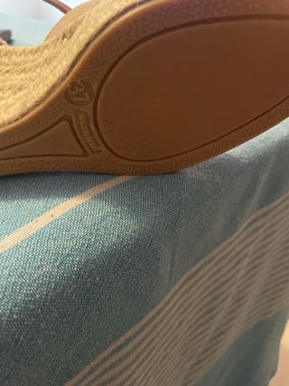 Zapatos de cuña beige y marrón