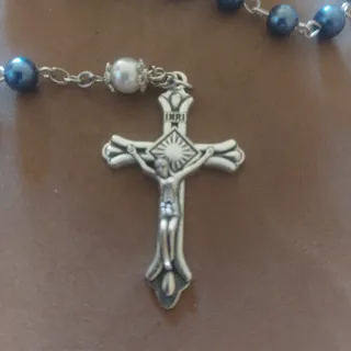 Rosario collar plateado con estuche, actual