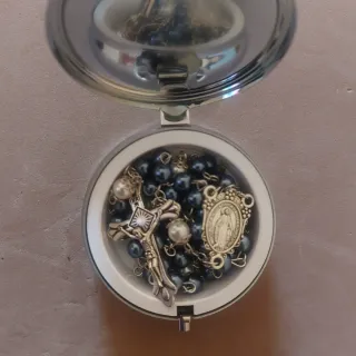 Rosario collar plateado con estuche, actual