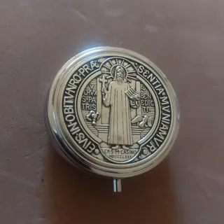 Rosario collar plateado con estuche, actual