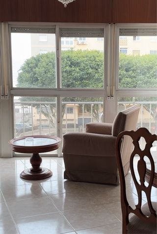 Sillones individuales beige y rosa