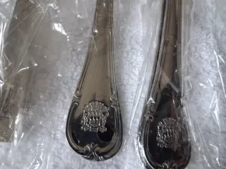 Cubertería con escudo Gipuzkoa.