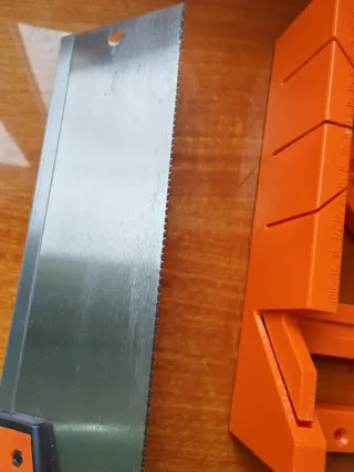 Sierra y ingletadora naranja