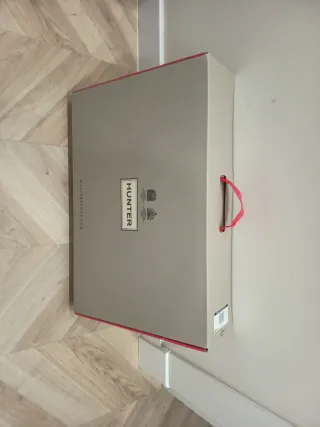 Caja de Botas Hunter Gris y Roja