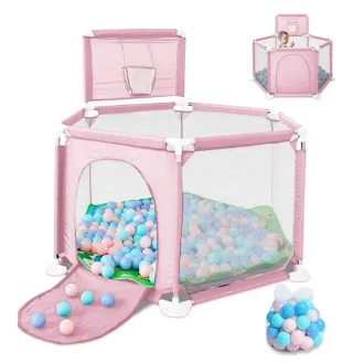 Parque infantil rosa con pelotas