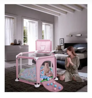 Parque infantil rosa con pelotas