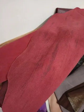 Piel de cabra grabada color burdeos