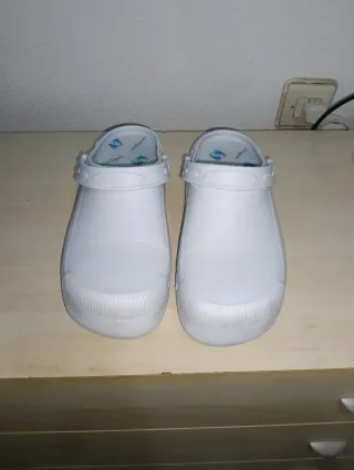 Zuecos profesionales blancos